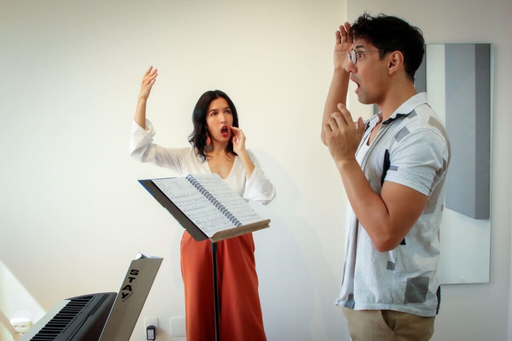 Lívia Cubayachi - aula de canto